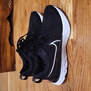 Nike infinity flyknit react size 7 womens